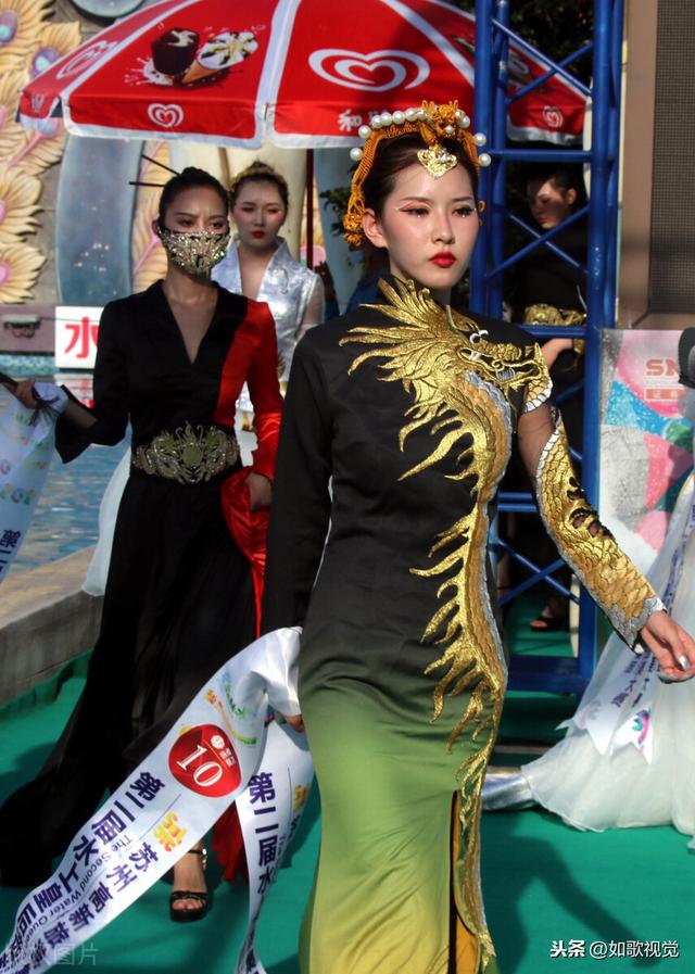 苏州举行水上皇后选美大赛，众佳丽争奇斗艳，比基尼京剧秀吸睛