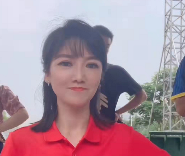 40岁美女主持人官宣结婚怀孕!挺大肚子吃冰淇淋,老公身份太神秘
