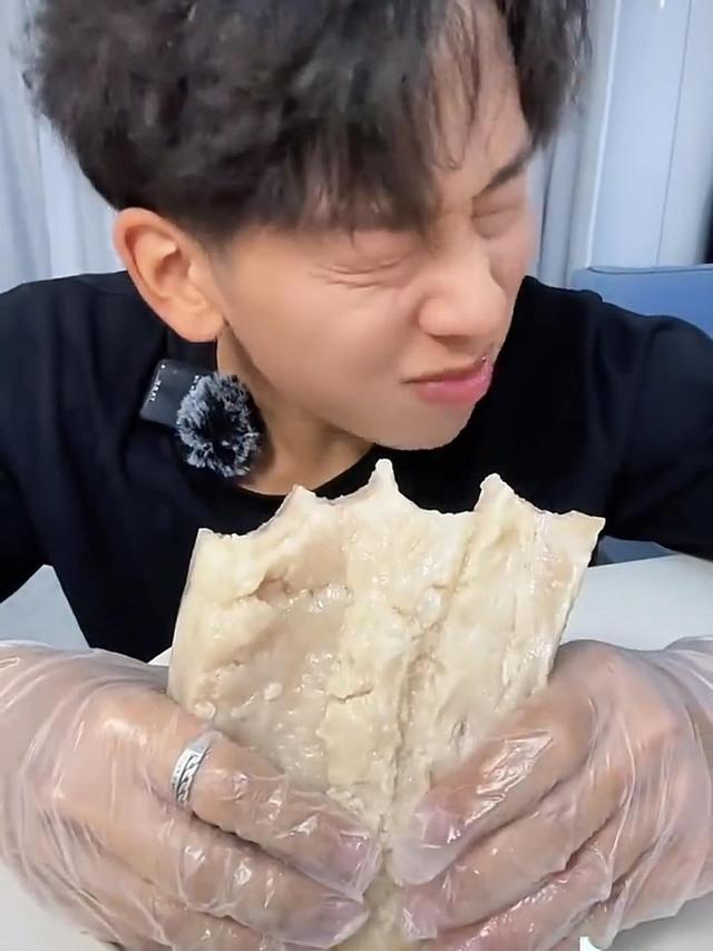盘点吃播们的作死名场面,为引流吞下2斤肥肉,网友直呼看吐了!