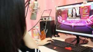 黄鳝女主播直播视频(播“黄”敛财10家直播平台被关停 “黄鳝门”女主播被抓 快看)