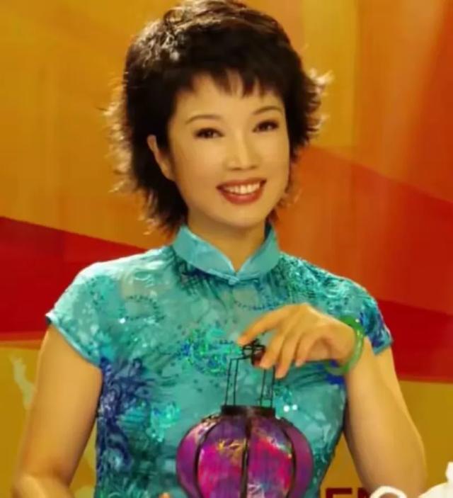 主持人黄薇:和蔡国庆青梅竹马,照顾瘫痪父亲11年,母亲让她落泪