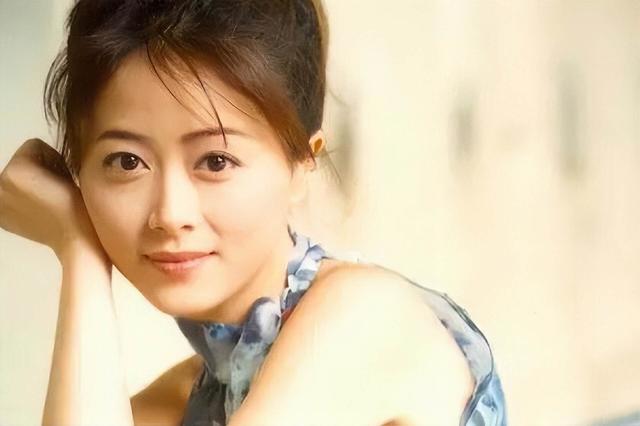 香港知名女星复出拍剧，状态冻龄依旧甜美，直播大方发红包宠粉