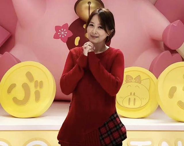 香港知名女星复出拍剧，状态冻龄依旧甜美，直播大方发红包宠粉