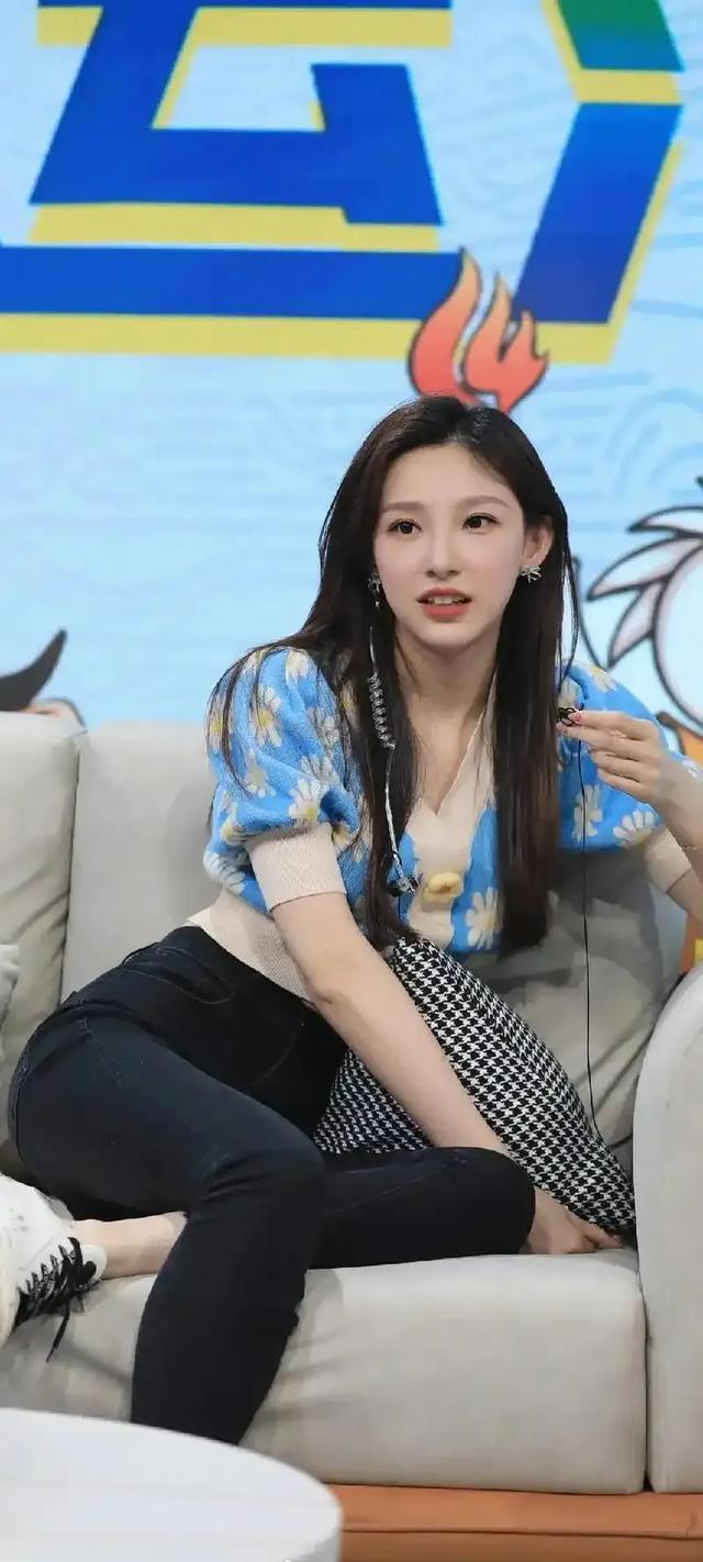 从泳装意外到央视一姐! 马凡舒逆袭十年 美貌与实力并存的春晚女神