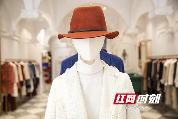 “疫”眼洞见②丨让爱与美好传递 服装定制店的暖心“突围”