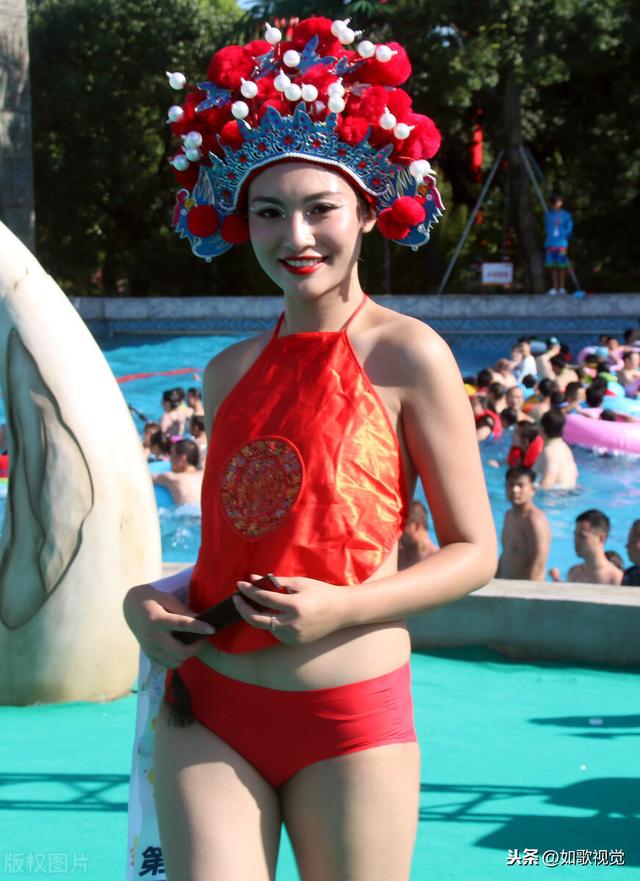 苏州举行水上皇后选美大赛，众佳丽争奇斗艳，比基尼京剧秀吸睛