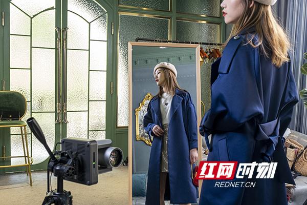“疫”眼洞见②丨让爱与美好传递 服装定制店的暖心“突围”
