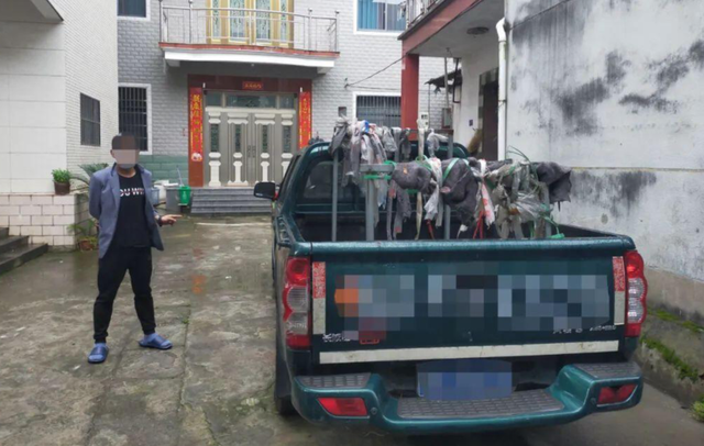 凌晨,杭州一直播间“榜一大哥”栽了!被抓后不停问民警:我女朋友找我了吗?