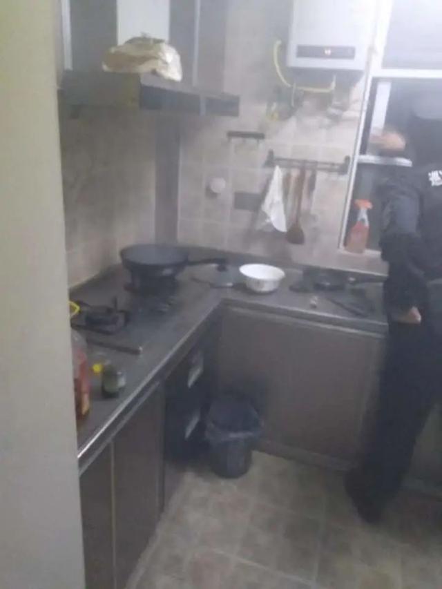 “邻居家全是烟!”杭州一居民紧急报警,民警冒险翻窗进入,房里一幕惊呆