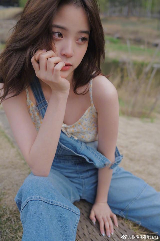 欧阳娜娜晒十二宫格美图 小碎花吊带夏日感十足