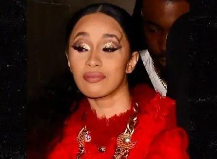 无下限!美国女星Cardi B表演尺度过大,扭胯与粉丝互动吓坏粉丝