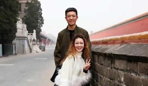 她是央视最美女主持,因直播“竖中指”被骂,如今46岁仍无儿无女