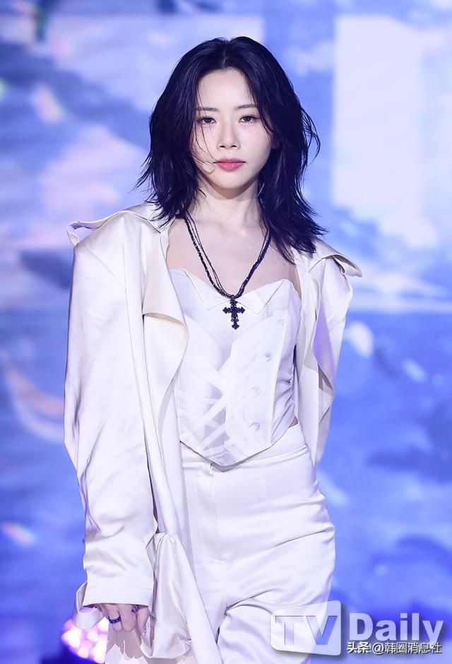韩国女团劲歌热舞,身材傲人,参加迷你专辑发行纪念Showcase