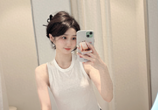 小悠穿白丝是真好看!做客姿态庄园澄清年龄,网友:保养的像18岁