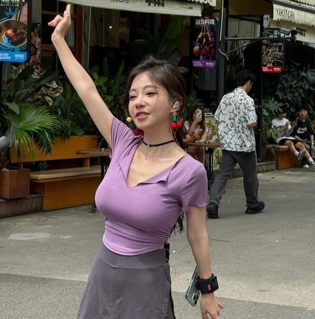 冯提莫健身直播不慎走光，遭封禁！网友戏称“垫大失误”