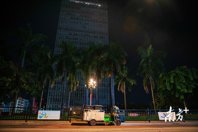 百万粉丝女主播的“双十一”之夜:凌晨3点下播后,她睡在了直播间