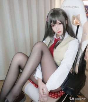 女主播的丝袜诱惑视频(女主播直播手撕黑丝，还发出那种声音水友：良心主播)