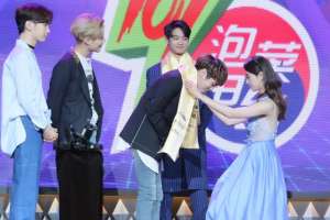 女主播被sm(上海已婚美女主播自曝在台上被韩国男人电腿软)