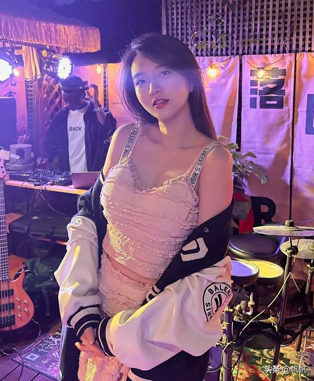 36岁奥运女主播穿着暴露惹争议,杨倩不敢抬头看,网友评论太离谱