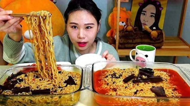 盘点吃播们的作死名场面,为引流吞下2斤肥肉,网友直呼看吐了!