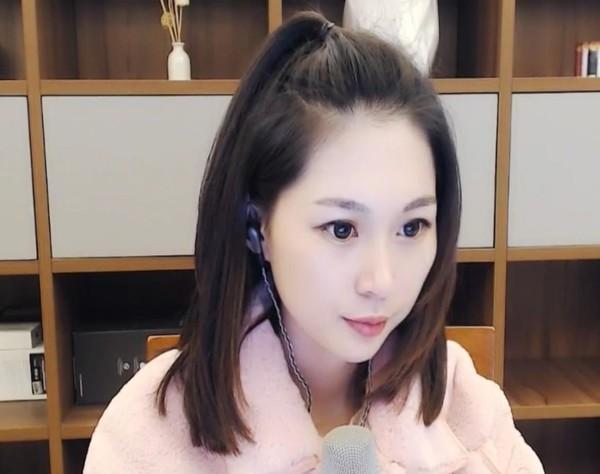 “抖腿女神”阿悠悠:为朋友婚礼献歌意外走红,仅仅是运气好吗?