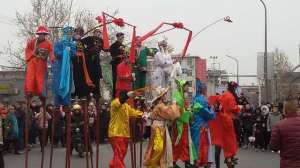 女主播真空肚兜舞拜年(瞧，老济南过年的压轴大戏：锣鼓威风八面，大踩高跷)