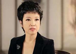 转盘门女主播(主持人黄薇：和蔡国庆青梅竹马，照顾瘫痪父亲11年，母亲让她落泪)