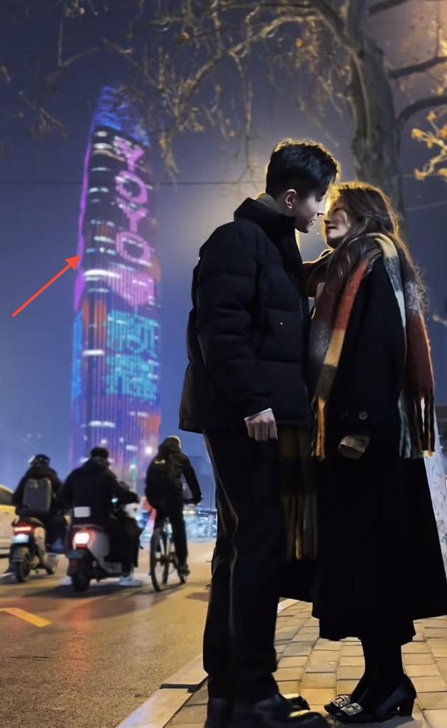 美女主持yoyo官宣恋情!与高富帅同事街头热吻,大厦表白灯超15万