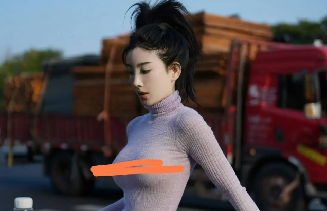 女主播直播“艳照”遭封杀!穿衣尺度惹争议,频道火速解约!