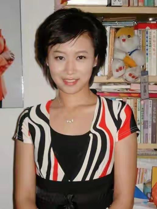 主持人魏笑:新婚第二天车祸离世,丈夫抱着遗体不愿放手