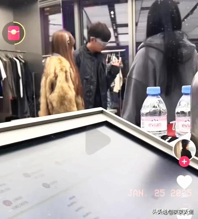 李明德三里屯牵手神秘女子,疑似恋情曝光:这是要逆袭的节奏?