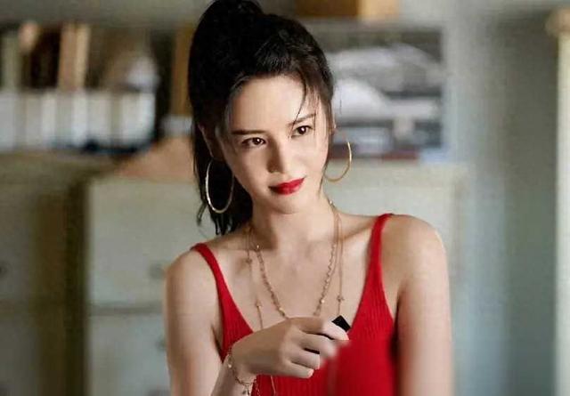 “追龙2”晶女郎邱意浓,直播疯狂打擦边球,扭腰闪现露胸