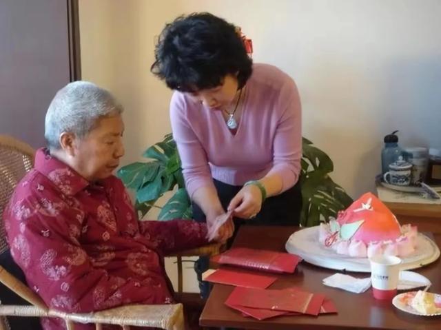 主持人黄薇:和蔡国庆青梅竹马,照顾瘫痪父亲11年,母亲让她落泪