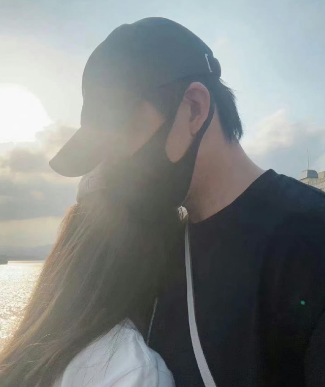俞灏明与女友王晓晨甜蜜韩国游,两人不惧零下28度爬山挂同心锁