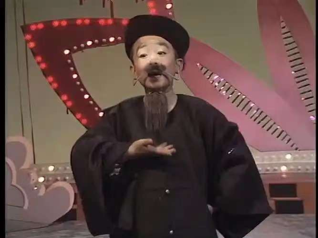 违反规定唱禁曲,开口大骂观众,现场一片混乱,这届春晚成巅峰