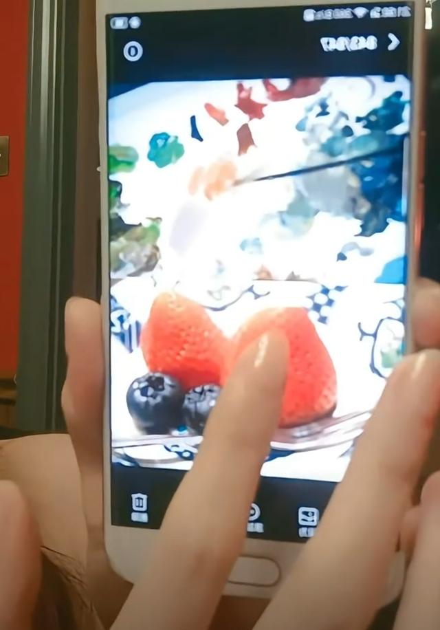 主持人马卉直播不雅照后续,频道栏目终止合作,主持节目画面曝光