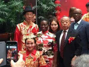 央视女主播被虐(曾是知名主持人，为嫁美国富豪毅然辞职央视，婚后受虐却死不离婚)