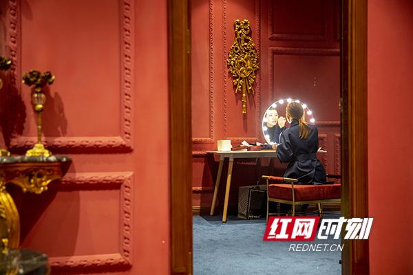 “疫”眼洞见②丨让爱与美好传递 服装定制店的暖心“突围”