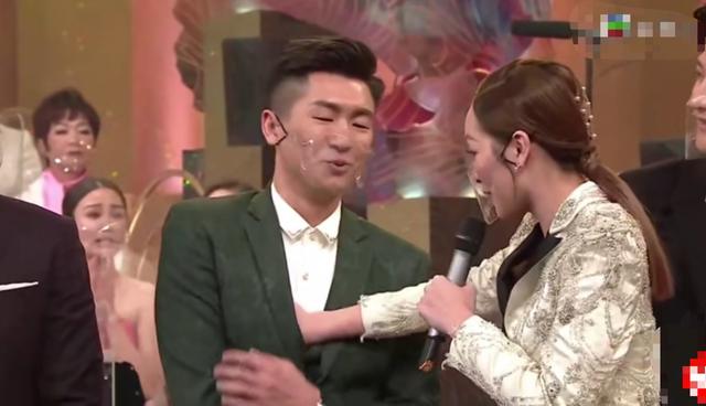 tvb女主持连摸5位男星胸口,手伸进衣服测心跳,网友:辣眼睛