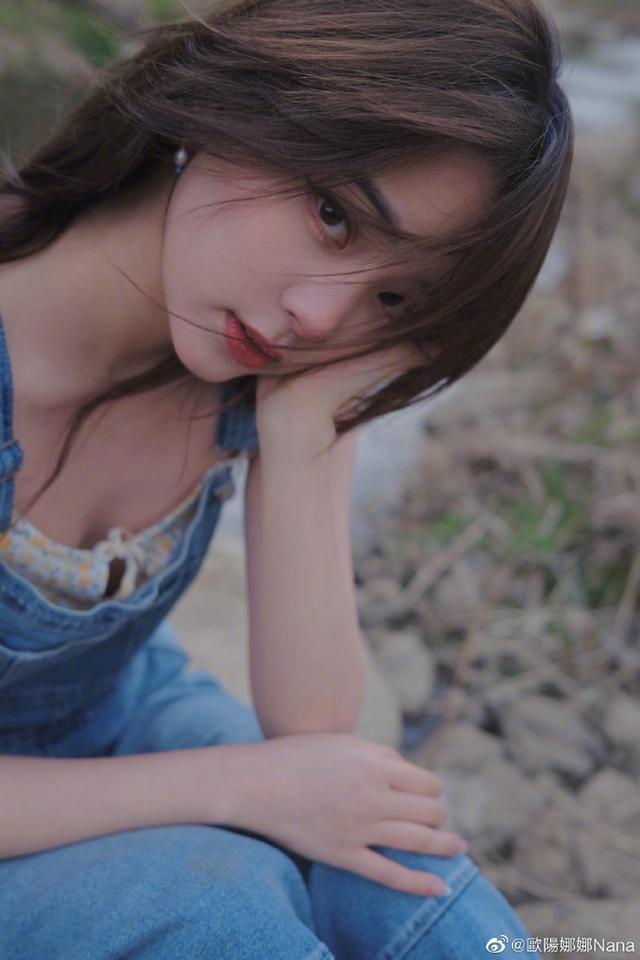 欧阳娜娜晒十二宫格美图 小碎花吊带夏日感十足
