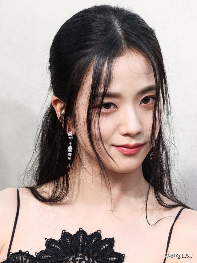 金智秀(Jisoo),韩国女歌手、演员、主持人,女子BLACKPINK成员