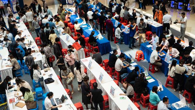 2017年,安徽一女会计贪污1158万,给男主播刷百万“钻石”