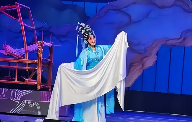 广东“美女主持”李泳：做贪官情妇被判3年，出狱后整容改过自新