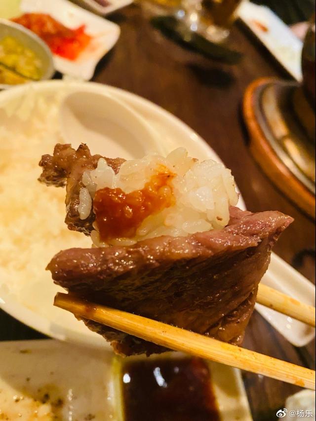 杨乐和赵若虹夫妇国庆吃烤肉!赵小姐脸肿被人怀疑做了填充