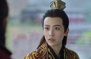 韩国美女主播青草丝袜(刘美彤原来这么“有料”？身穿绿色亮片裙配金腰带，蚂蚁腰真的绝)