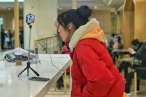 韩国女主播人种子(落落大方的上海美女主播，竟是个聋哑人童年意外失聪，8岁重学说话，她向命运“宣战”)