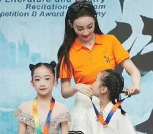 女主播邪恶种子(女主播直播“艳照”遭封杀穿衣尺度惹争议，频道火速解约)