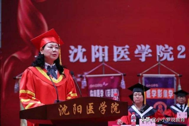 她是医学院高学历美女院长,是我国微生态学专家,美貌和智慧并存
