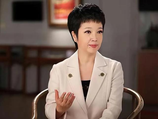 主持人黄薇:和蔡国庆青梅竹马,照顾瘫痪父亲11年,母亲让她落泪
