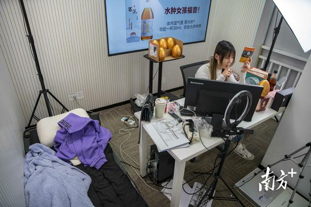百万粉丝女主播的“双十一”之夜:凌晨3点下播后,她睡在了直播间